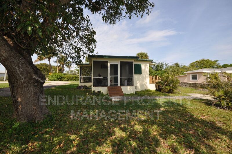 4400 1/2 N TERRACE Dr in West Palm Beach, FL - Building Photo