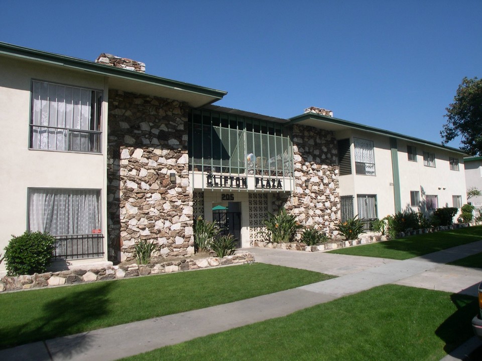 Clifton Plaza Apartments in Anaheim, CA - Building Photo