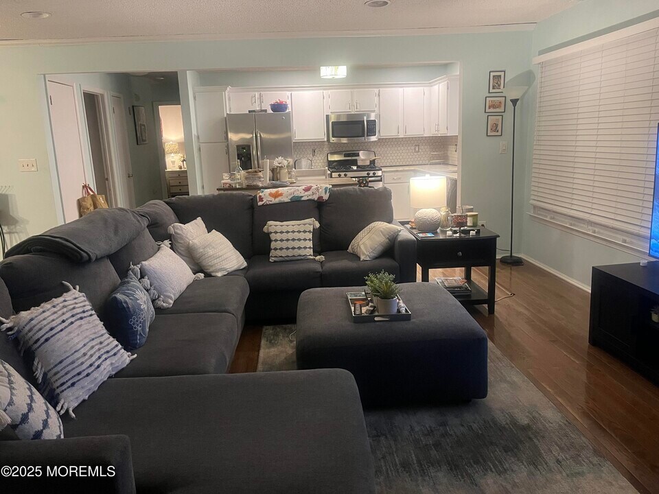 182 Tulip Ln in Freehold, NJ - Building Photo