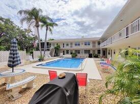509 W Venice Ave, Unit 107 in Venice, FL - Building Photo