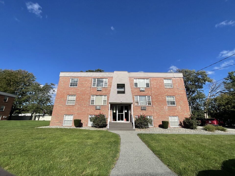 99 Cluff Crossing Rd in Salem, NH - Building Photo