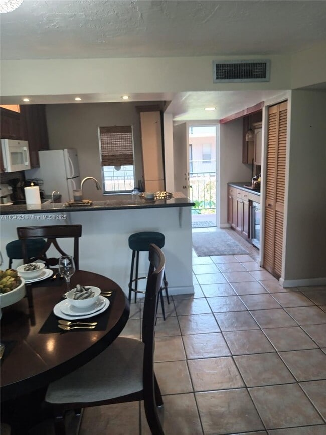 2821 Somerset Dr in Lauderdale Lakes, FL - Building Photo - Building Photo