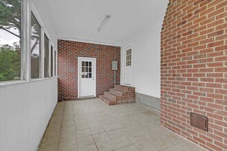 553 Blount Point Rd in Newport News, VA - Building Photo - Building Photo