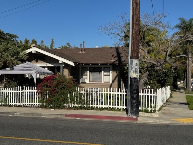 3811 E 10th St in Long Beach, CA - Building Photo - Building Photo