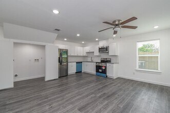 7802 Crestview Dr-Unit -A in Houston, TX - Foto de edificio - Building Photo