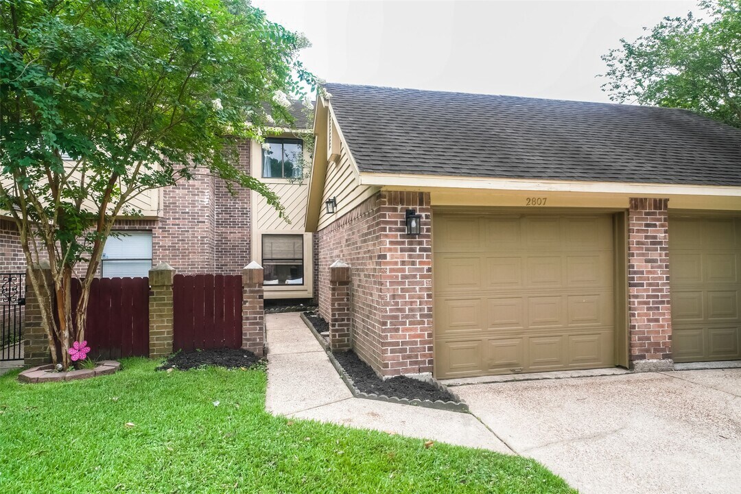2807 Elm Grove Ct in Houston, TX - Foto de edificio