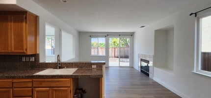 2231 Aquatic Ct in San Leandro, CA - Foto de edificio - Building Photo