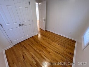 10 Hill St in New Canaan, CT - Foto de edificio - Building Photo