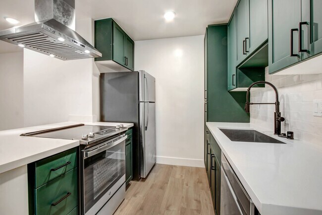 1333 N Martel