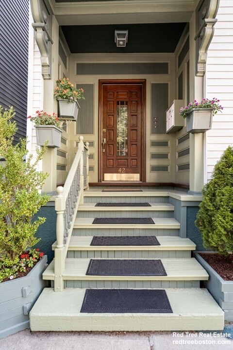42 Washburn St, Unit 3 in Boston, MA - Building Photo