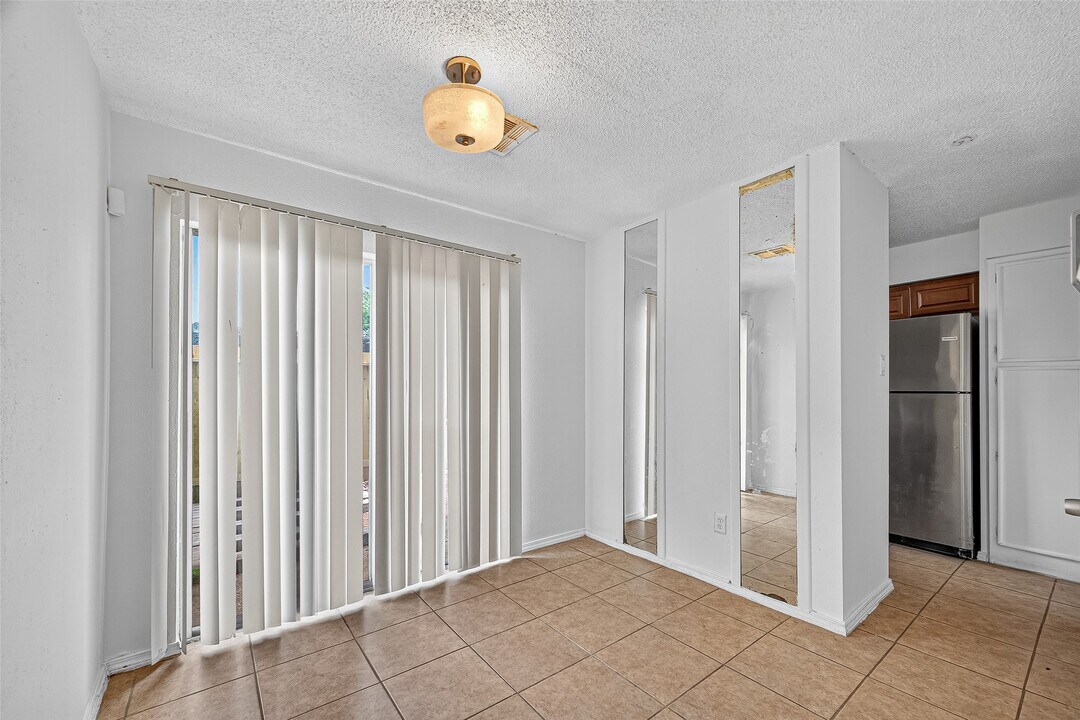 7839 Cook Rd in Houston, TX - Building Photo