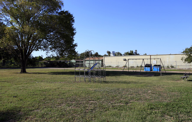 Olde Oaks Apartments in Clute, TX - Building Photo - Building Photo