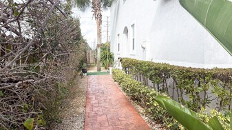 1001 NE 208th St in Miami, FL - Building Photo