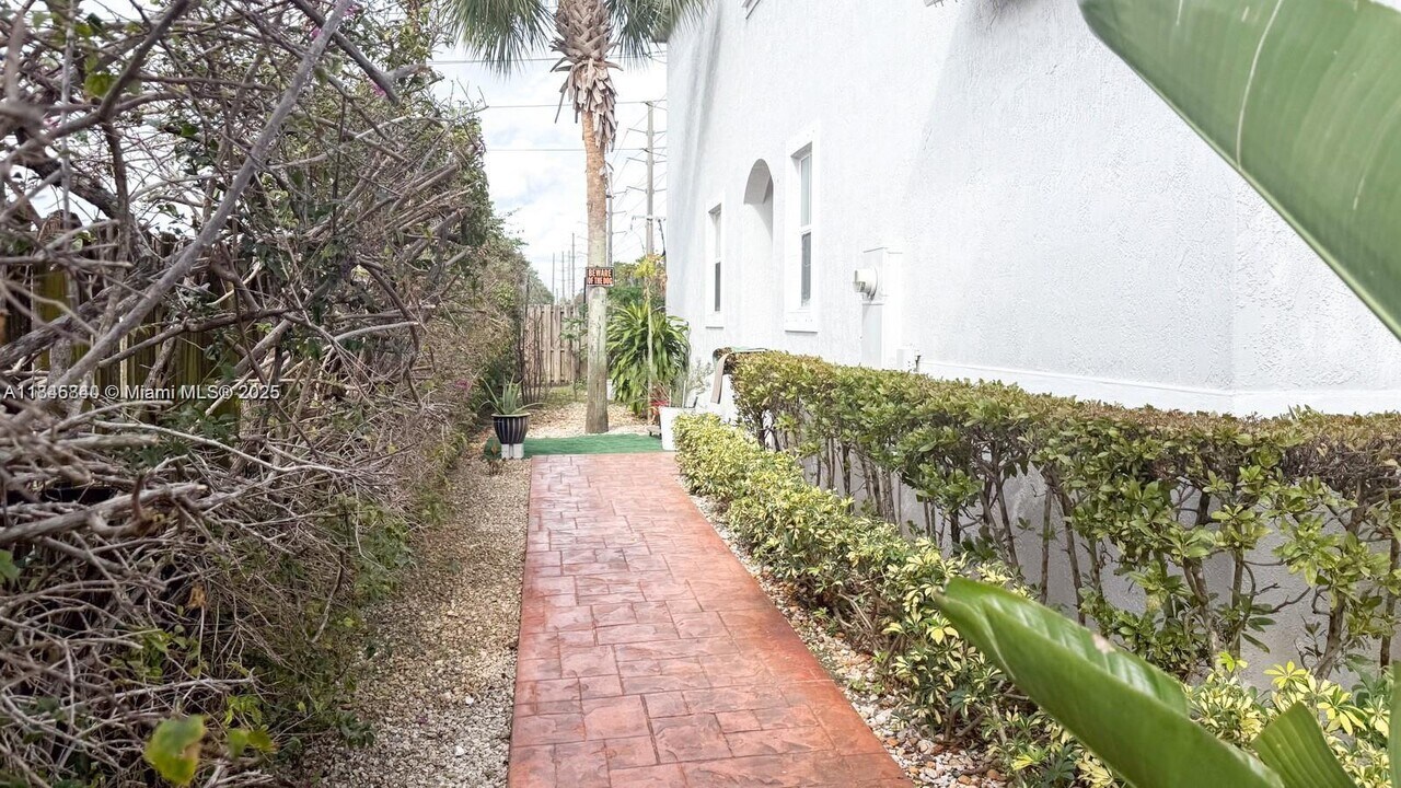 1001 NE 208th St in Miami, FL - Building Photo