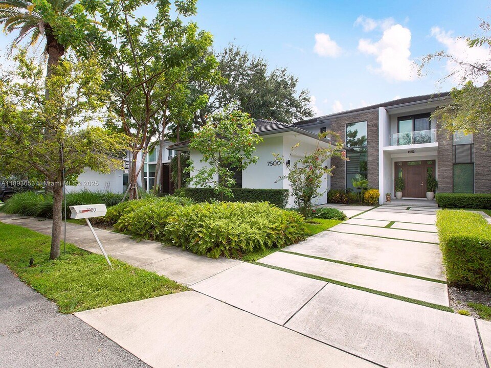 7500 SW 57th Ct in South Miami, FL - Building Photo