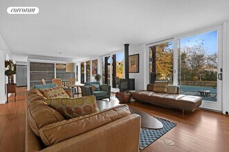 22 Whitney Rd in Sag Harbor, NY - Foto de edificio - Building Photo