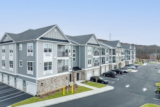 Jefferson Place Apartments in Jefferson, NJ - Foto de edificio - Building Photo