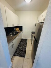 1407 NW 103rd St in Miami, FL - Foto de edificio - Building Photo