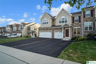 366 Pennycress Rd in Allentown, PA - Foto de edificio - Building Photo