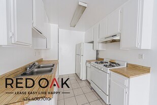11817 Victory Blvd, Unit 310 in Los Angeles, CA - Building Photo