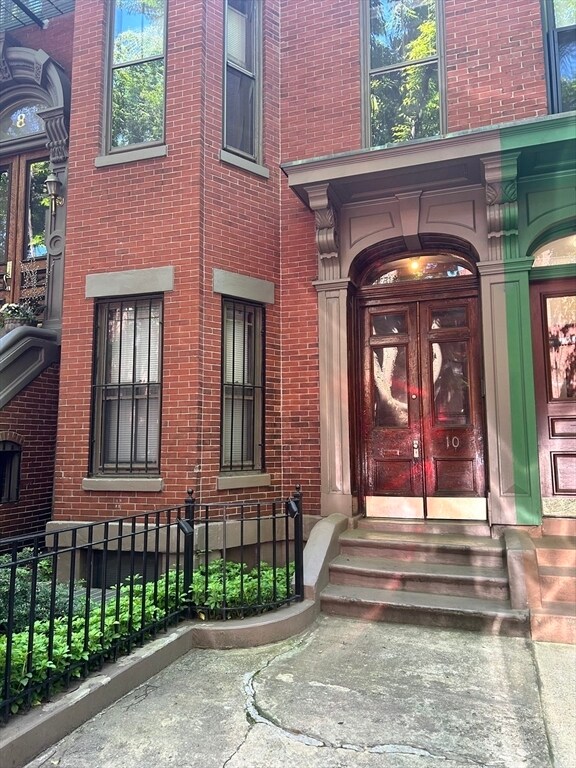 property at 10 Wellington St