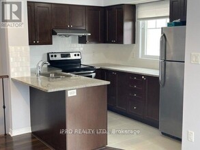 5625-5625 Oscar Peterson Blvd in Mississauga, ON - Building Photo - Building Photo