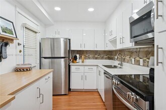 3101 N Country Club Dr, Unit 102 in Aventura, FL - Foto de edificio - Building Photo