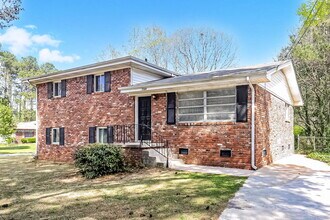 7080 Doncaster Rd in Jonesboro, GA - Foto de edificio - Building Photo