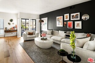 651 Wilcox Ave in Los Angeles, CA - Building Photo