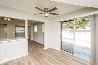 728 E Spruce St in Tarpon Springs, FL - Foto de edificio - Building Photo