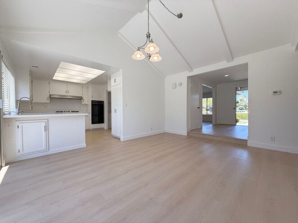21351 Sand Dollar Ln in Huntington Beach, CA - Building Photo