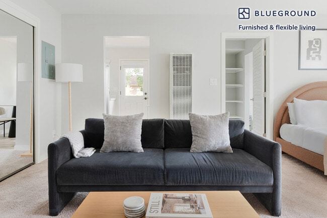 838 Roble Ave in Menlo Park, CA - Foto de edificio - Building Photo