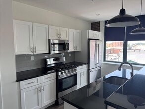 18 E Sunrise Hwy, Unit 3C in Freeport, NY - Building Photo - Building Photo