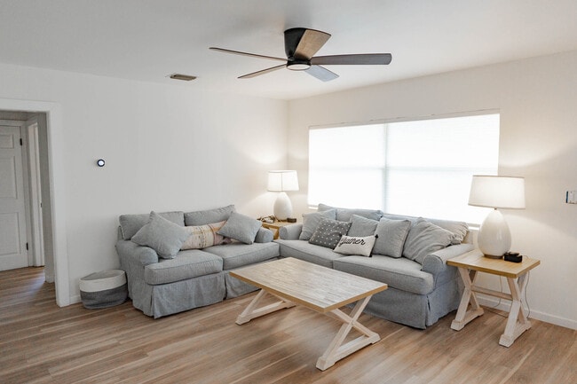 704 Yelvington Ave in Clearwater, FL - Foto de edificio - Building Photo