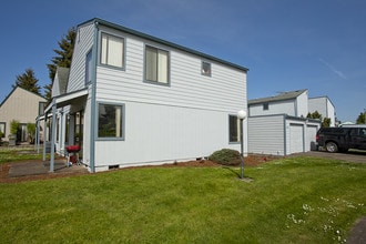 College Green Duplexes in Albany, OR - Building Photo - Building Photo