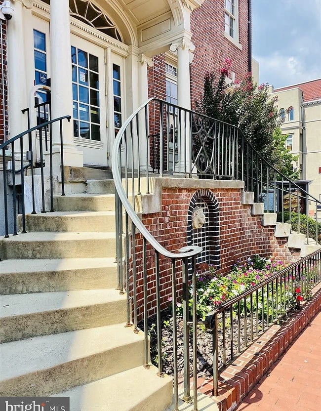 1426 21st St NW, Unit 405 in Washington, DC - Foto de edificio - Building Photo