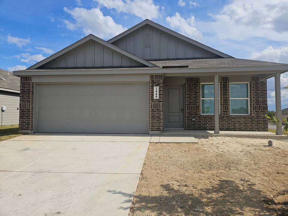 3449 Sky Pl in Seguin, TX - Building Photo