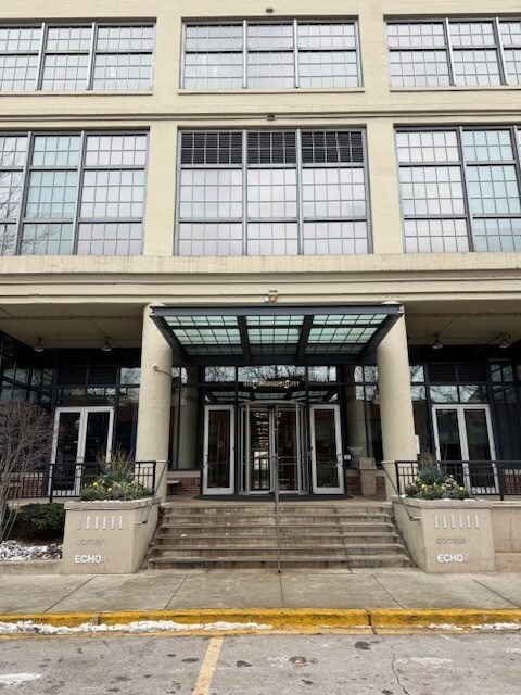 900 N Kingsbury St in Chicago, IL - Building Photo