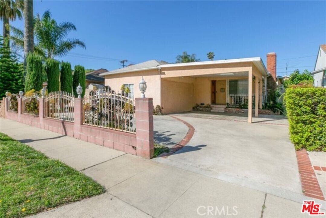 7007 Cantaloupe Ave in Los Angeles, CA - Building Photo
