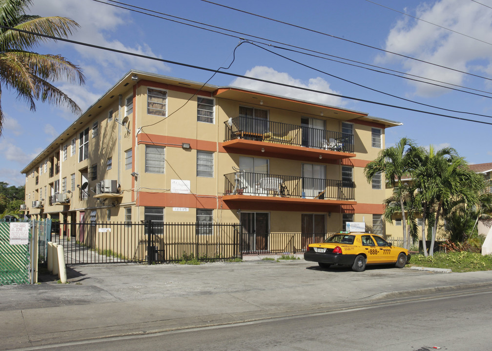 12990 NE 6th Ave in North Miami, FL - Foto de edificio