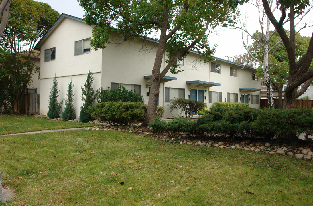 Plum Tree Apartments in Palo Alto, CA - Building Photo