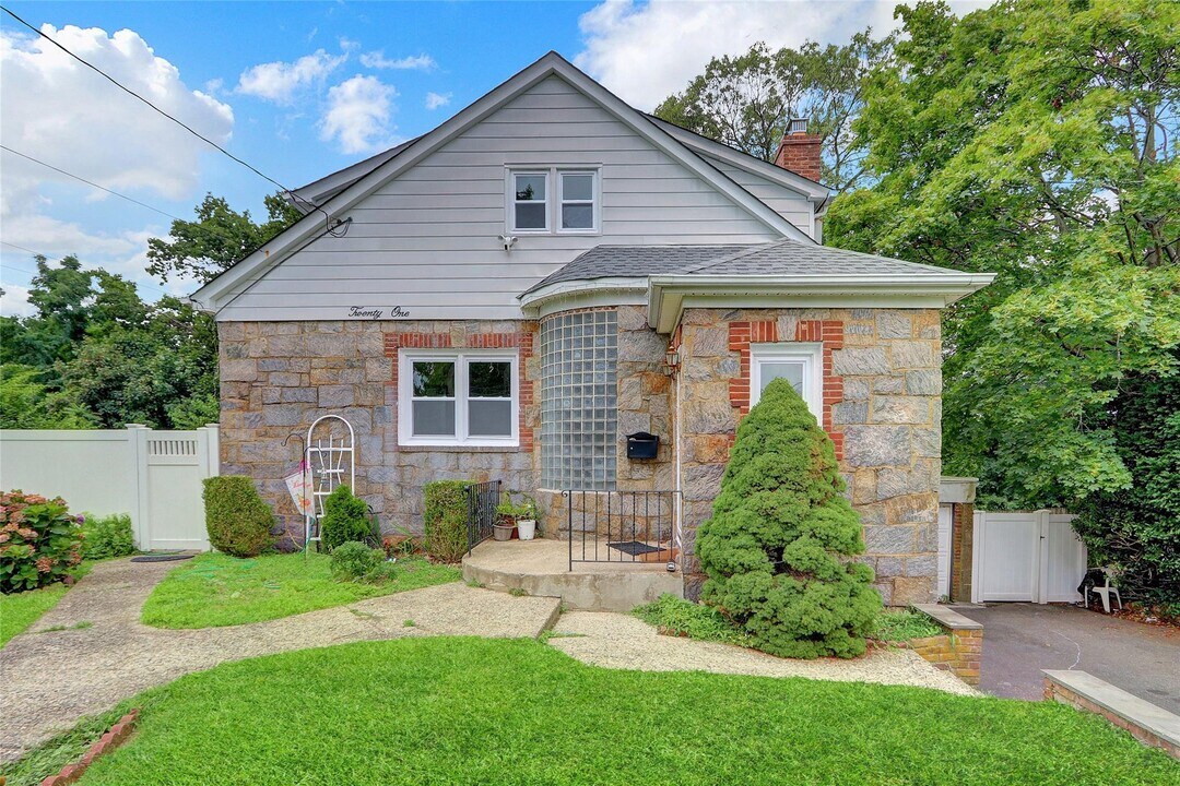 21 Sunset Ave in Glen Cove, NY - Building Photo
