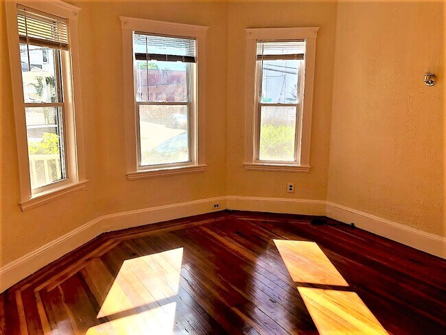 28 Litchfield St, Unit 1 in Boston, MA - Building Photo - Building Photo