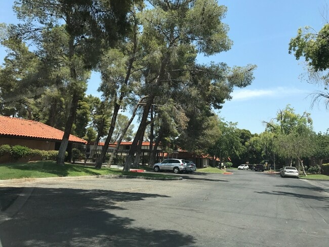 251 Misty Isle Ln in Las Vegas, NV - Building Photo - Building Photo