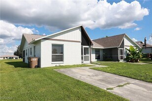 1733 NE 7th Pl in Cape Coral, FL - Building Photo