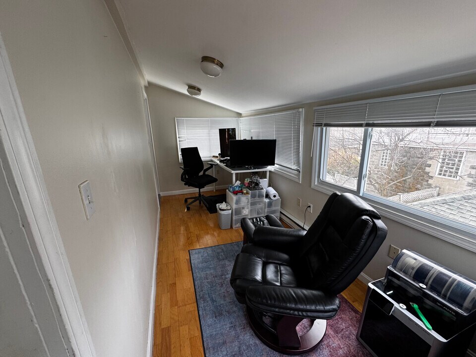 24 Burnham St, Unit 3 in Somerville, MA - Building Photo