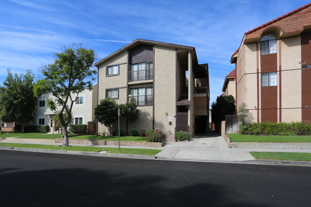 121 S Cedar St in Glendale, CA - Building Photo