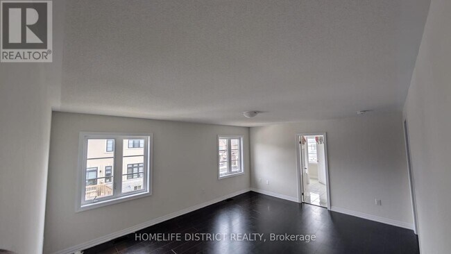 160 Belmont Dr in Clarington, ON - Building Photo - Building Photo