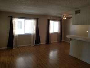 5618 Madison Ave in Sacramento, CA - Building Photo - Building Photo