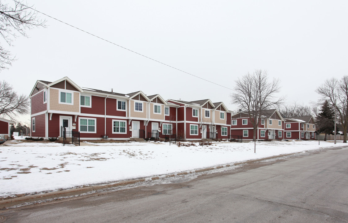 Ewing Square Townhomes in Minneapolis, MN - Building Photo